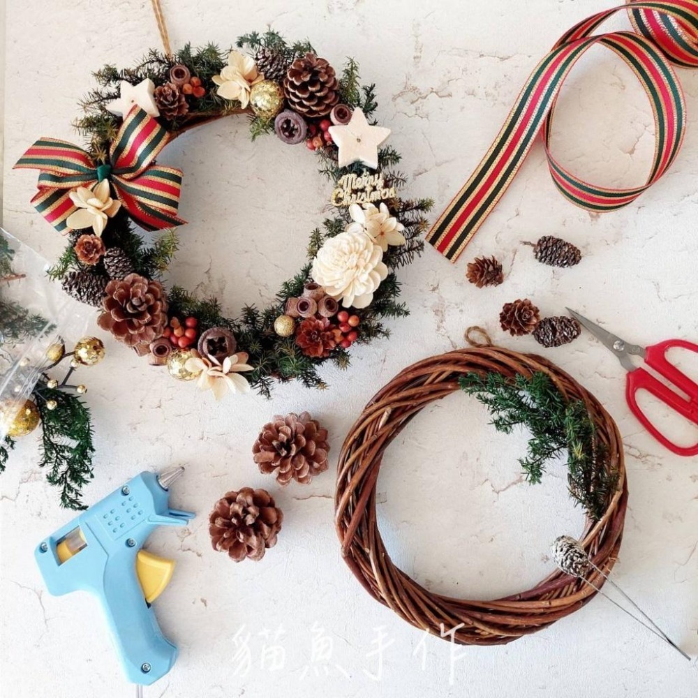 貓魚手作｜聖誕花圈材料包 18cm藤圈 附禮盒 多種果實 雪松 索拉花 手綁蝴蝶結 親手製作 送禮首選-細節圖3