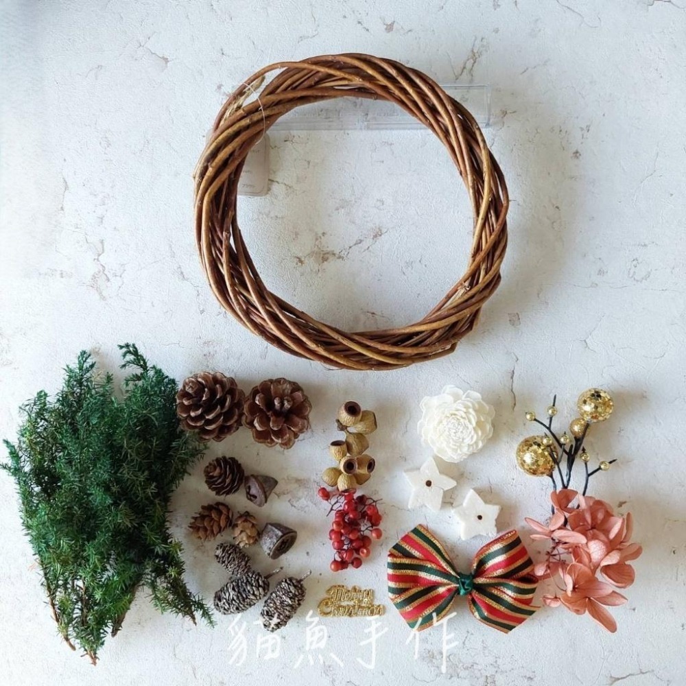 貓魚手作｜聖誕花圈材料包 18cm藤圈 附禮盒 多種果實 雪松 索拉花 手綁蝴蝶結 親手製作 送禮首選-細節圖4