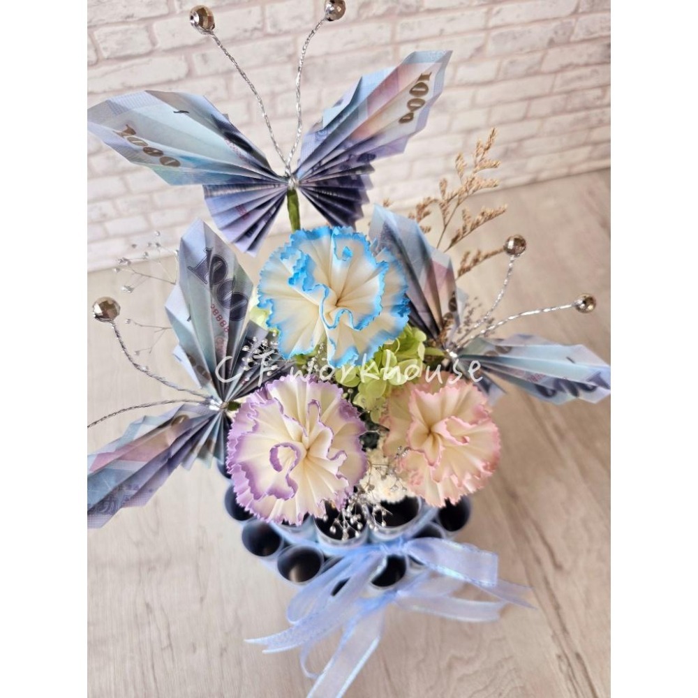 貓魚手作｜【含禮盒】蝶舞康乃馨鈔票蛋糕 有錢花蛋糕 獨家設計 雙層花蛋糕 母親節 索拉花蛋糕 永生花配材-細節圖4
