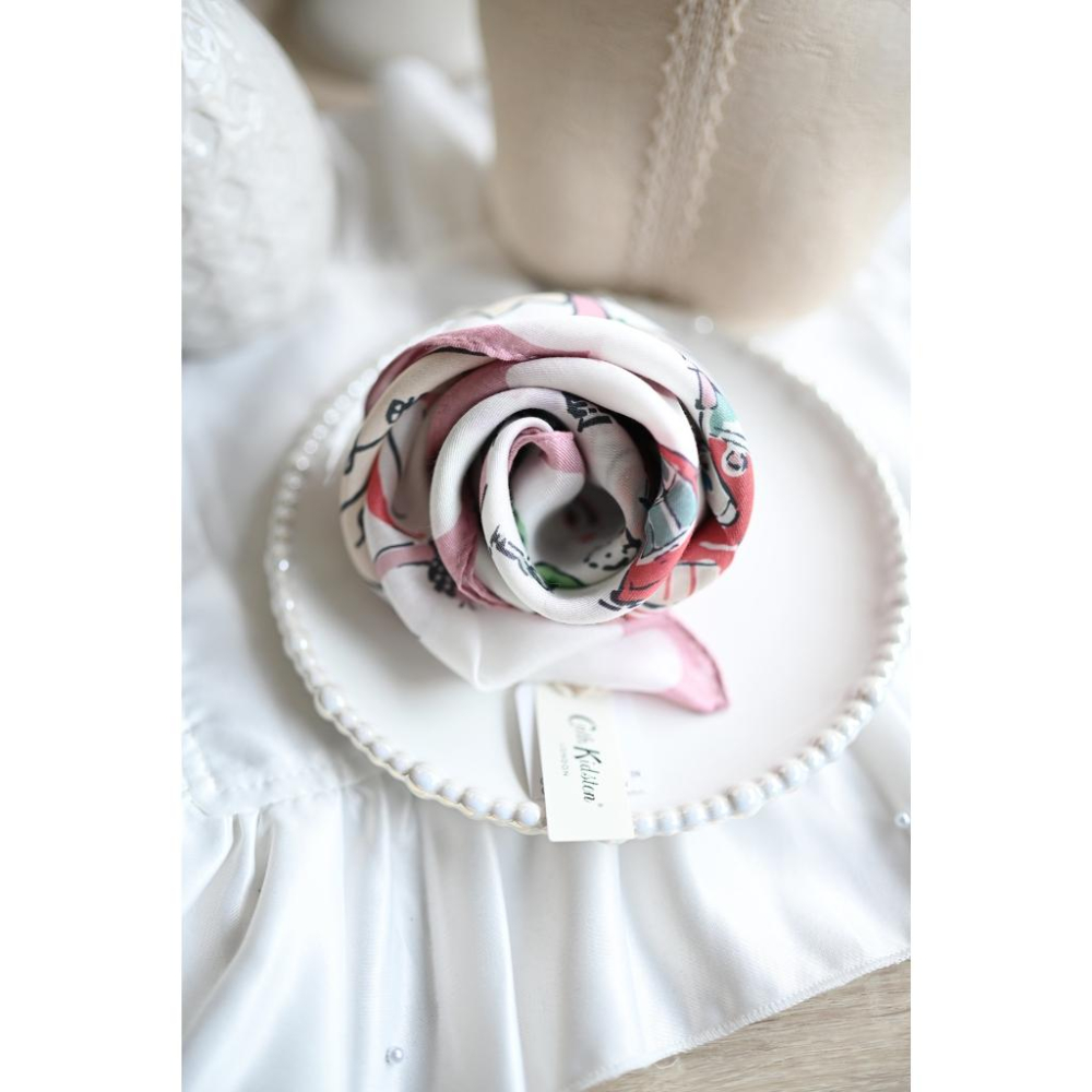 丸丸選品Cath Kidston日本製手帕領巾英國風格花園插畫設計交換禮物穿搭大判柔軟絲巾-細節圖6