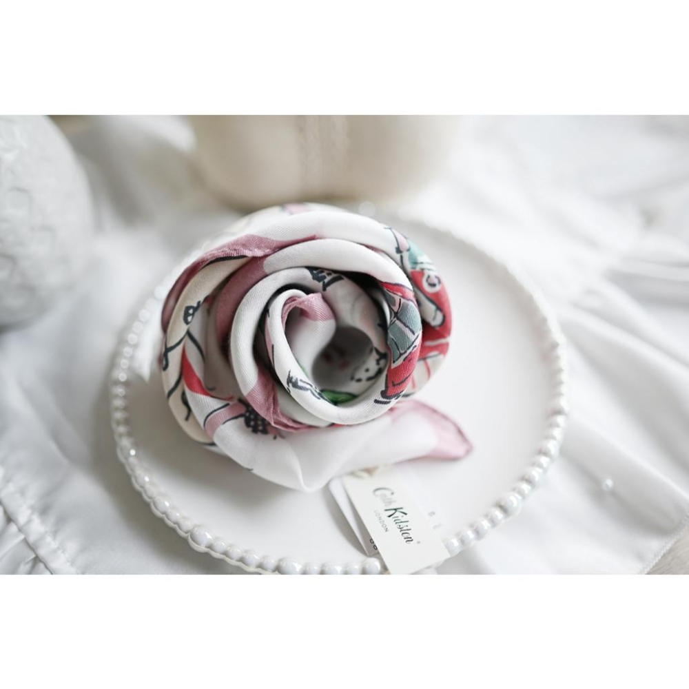 丸丸選品Cath Kidston日本製手帕領巾英國風格花園插畫設計交換禮物穿搭大判柔軟絲巾-細節圖7