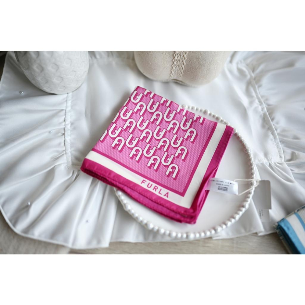 丸丸選品 FURLA日本製 絲巾 領巾 手帕 日本帶回FURLA領巾/手帕58*58公分交換禮物品牌精品媽媽禮物-細節圖3