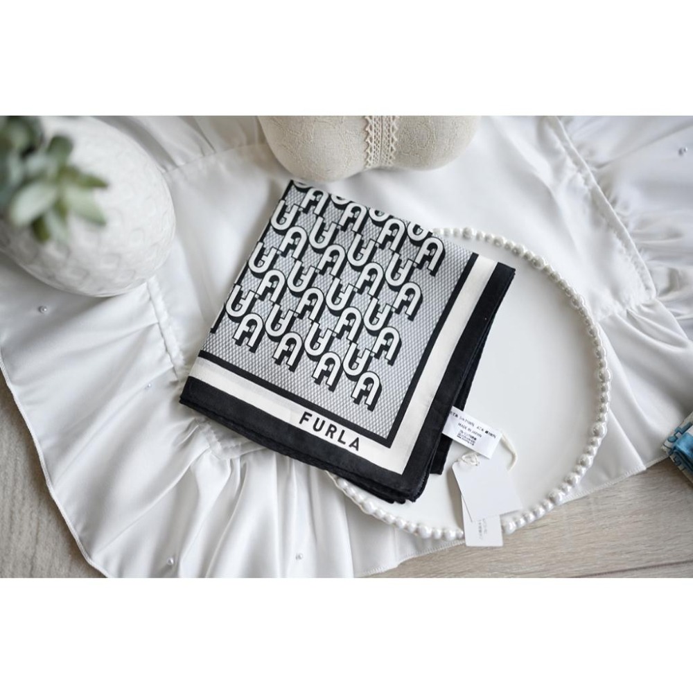 丸丸選品 FURLA日本製 絲巾 領巾 手帕 日本帶回FURLA領巾/手帕58*58公分交換禮物品牌精品媽媽禮物-細節圖4
