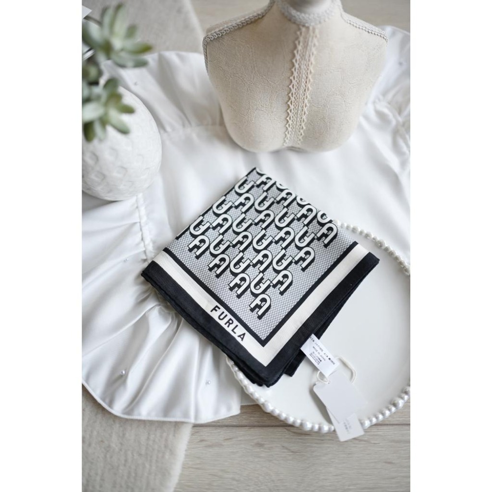 丸丸選品 FURLA日本製 絲巾 領巾 手帕 日本帶回FURLA領巾/手帕58*58公分交換禮物品牌精品媽媽禮物-細節圖5