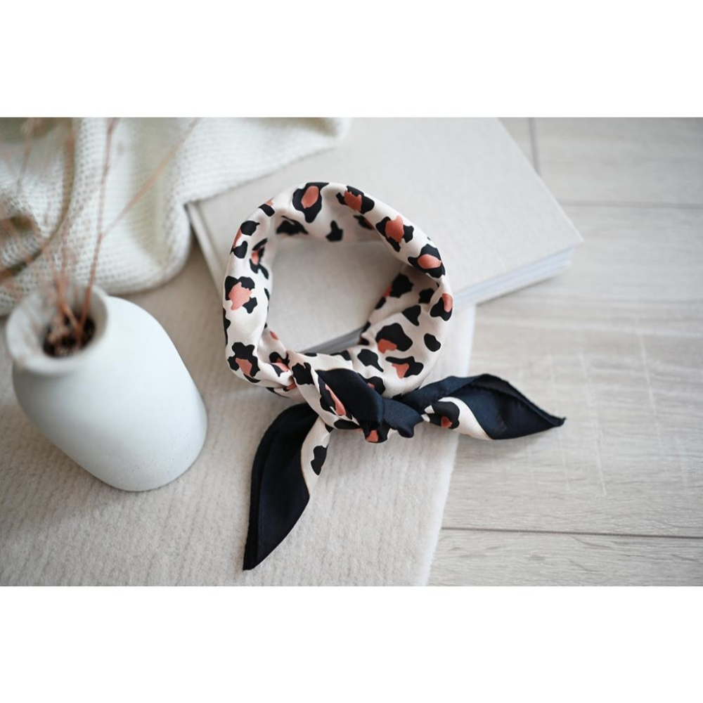 丸丸選品經典豹紋秋冬款agnes b日本製手帕 領巾咖啡黑白經典送禮交換禮物復古大-細節圖6