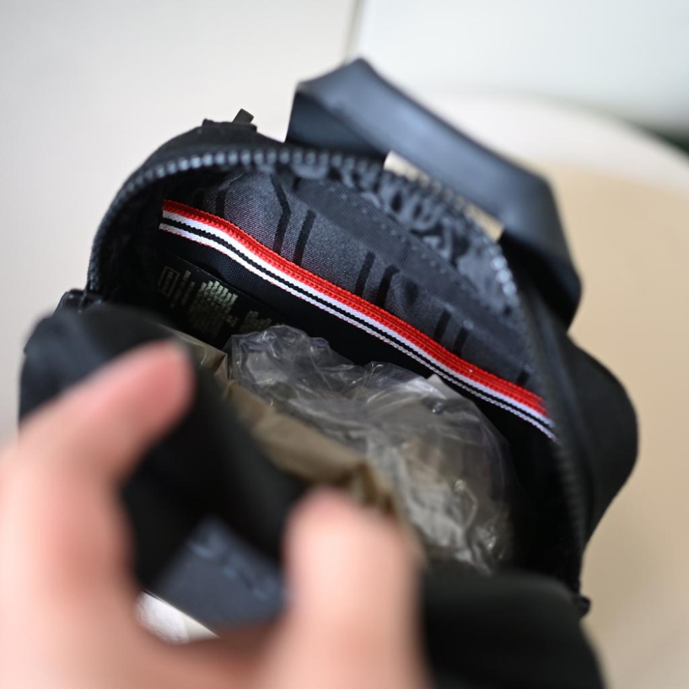 轉賣Refined粗針縫帆布小方包黑色-細節圖5