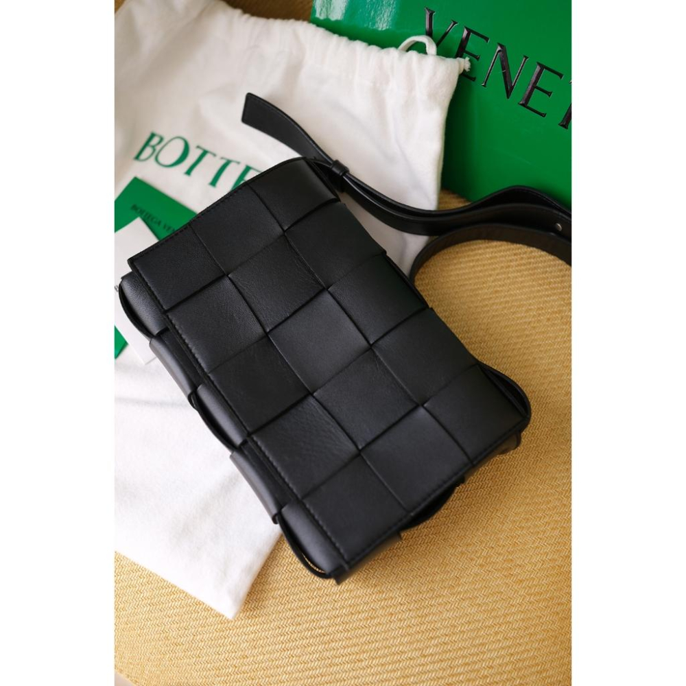 二手精品經典Bottega Veneta BOTTEGA VENETA 小羊皮Cassette編織包(黑色)15宮格-細節圖2