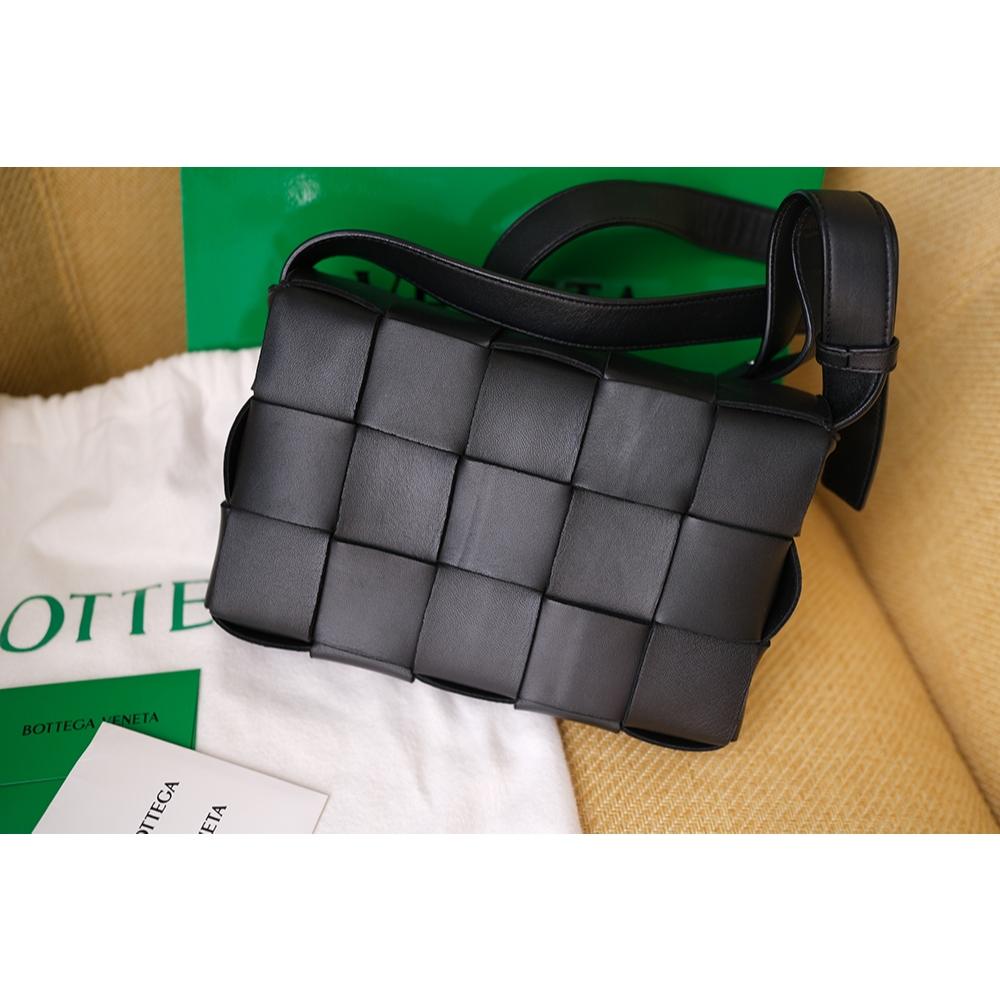 二手精品經典Bottega Veneta BOTTEGA VENETA 小羊皮Cassette編織包(黑色)15宮格-細節圖3