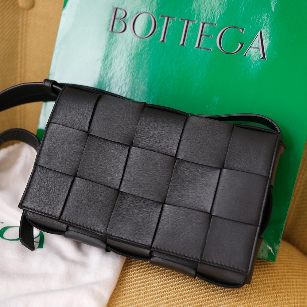 二手精品經典Bottega Veneta BOTTEGA VENETA 小羊皮Cassette編織包(黑色)15宮格-細節圖9