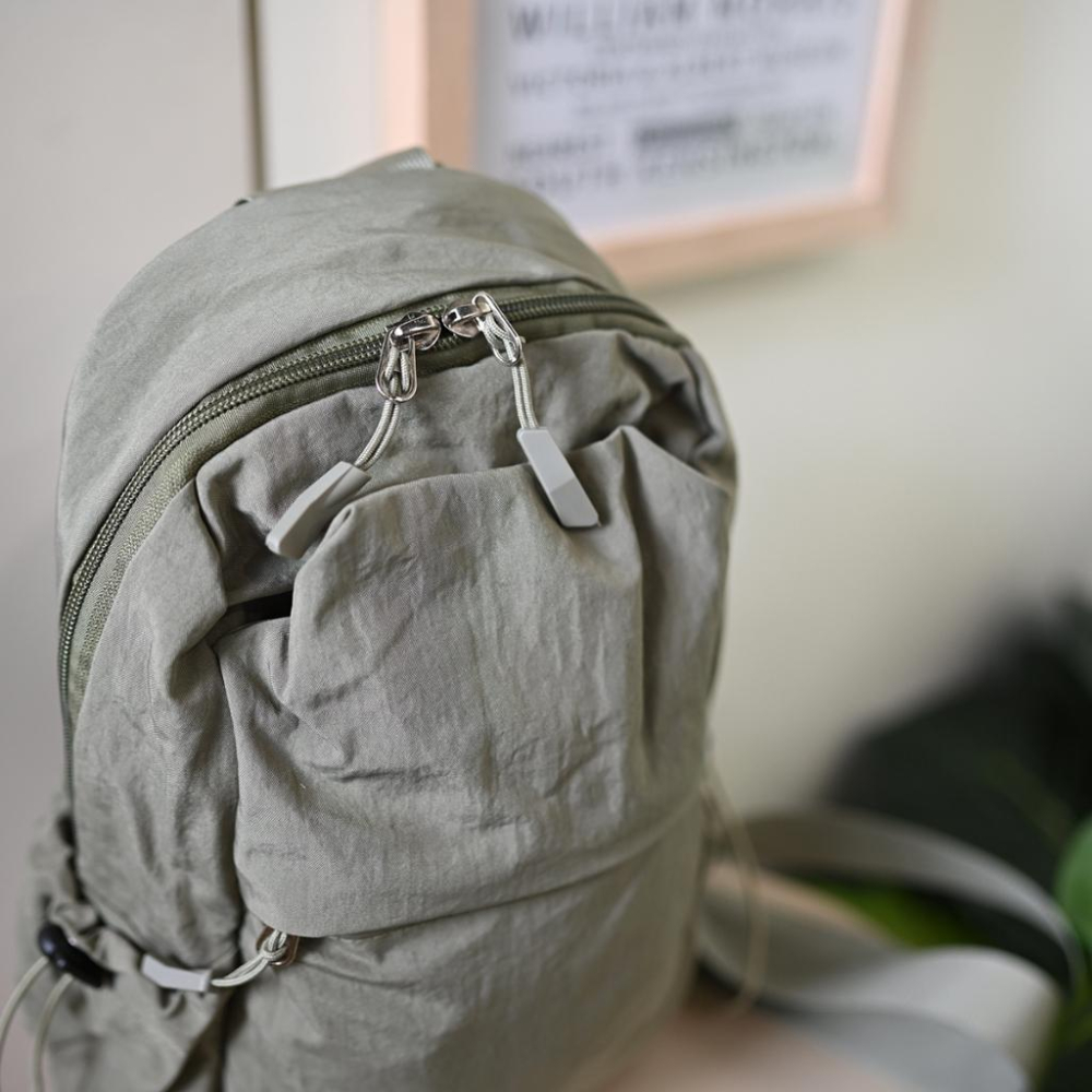日系中性男女生胸包斜背包登山旅行輕便防水灰綠色-細節圖3