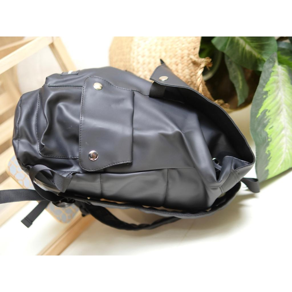 中性款防潑水霧面質感口袋束口後背包黑色全新二手品-細節圖3