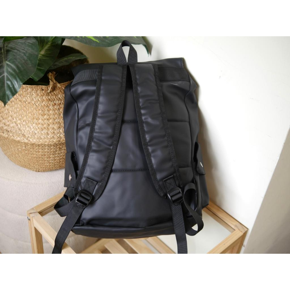 中性款防潑水霧面質感口袋束口後背包黑色全新二手品-細節圖4