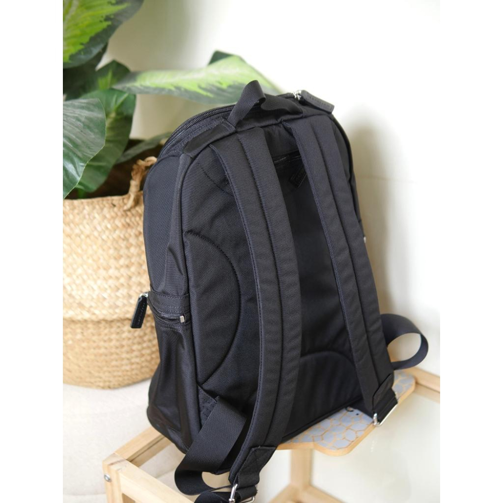 日本專櫃帶回marimekko 後背包二手黑色防潑水13 吋筆電可入-細節圖4