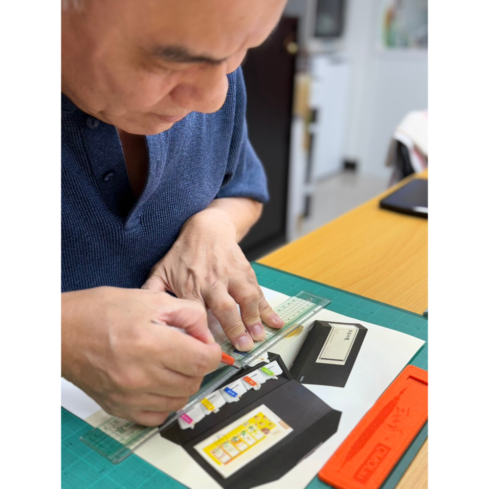 藝城美術~QMOLiU 壓線筆 精工壓線1號筆刀 王炳南老師設計+精美收納袋 包裝設計 卡片 折紙 手工藝-細節圖4