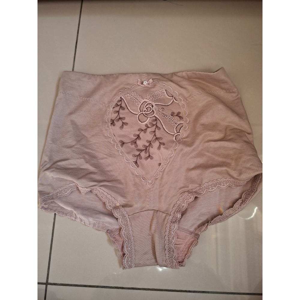 華歌爾孕婦拖腹內褲  一件全新日本製  一件二手少穿-細節圖4