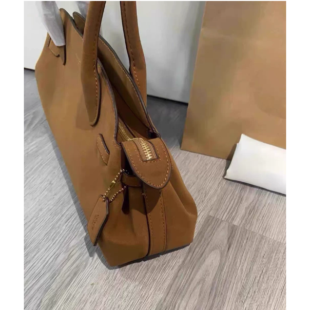 蔻馳Empire Carryall34號麂皮包-細節圖5