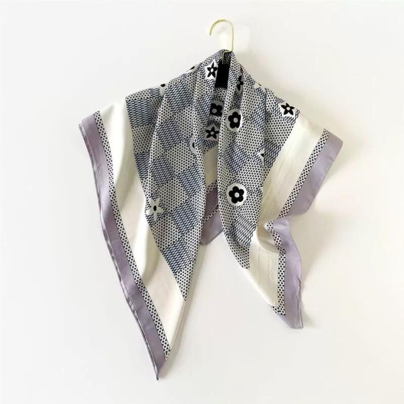 方巾 絲巾 領巾 頭巾 紫色 格紋 小花 現貨 簡約 質感 髮帶 包巾 花朵 脖圍 飾品 小方巾 SA051_2-細節圖6