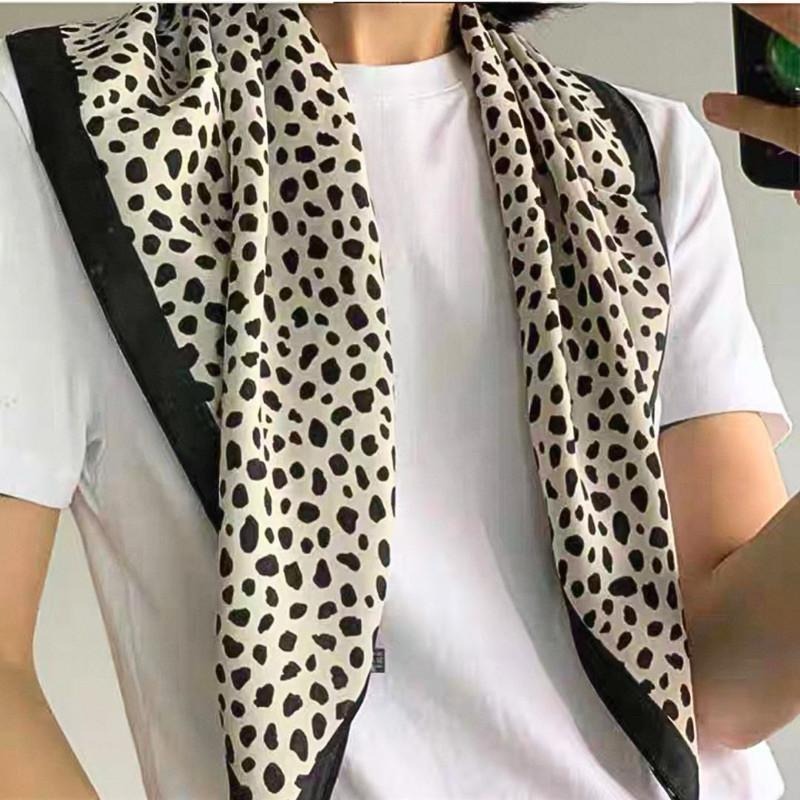 豹點 方巾 絲巾 豹紋 領巾 現貨 頭巾 簡約 質感 髮帶 包巾 脖圍 飾品 小方巾 時尚 氣質 韓系 SA057-細節圖5