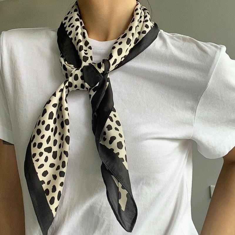 豹點 方巾 絲巾 豹紋 領巾 現貨 頭巾 簡約 質感 髮帶 包巾 脖圍 飾品 小方巾 時尚 氣質 韓系 SA057-細節圖7