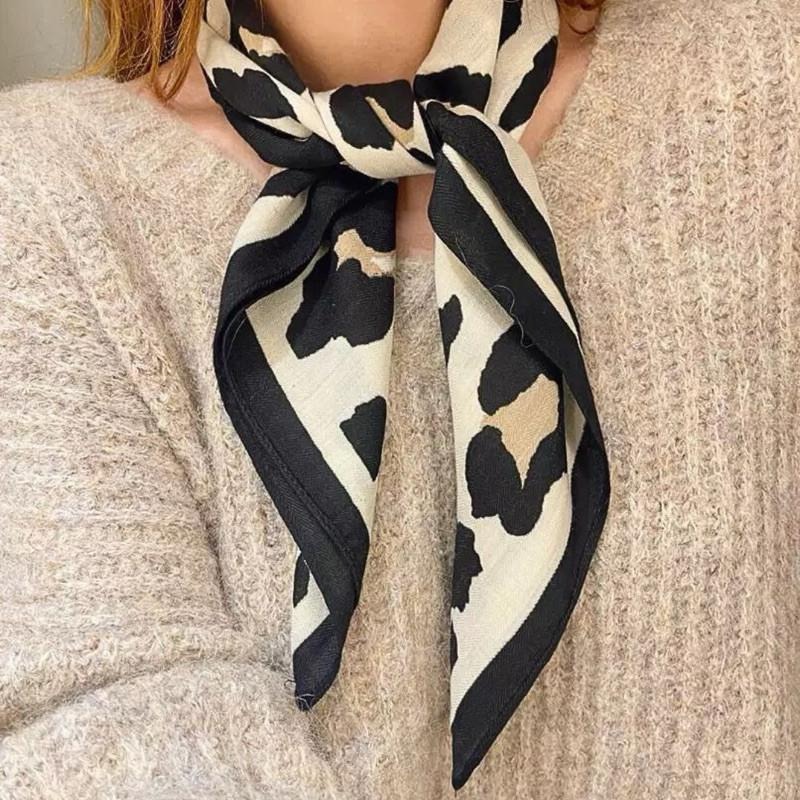 大豹紋 方巾 絲巾 領巾 頭巾 現貨 白色 簡約 質感 貴婦 髮帶 包巾 脖圍 飾品 小方巾 時尚 SA062_1-細節圖3