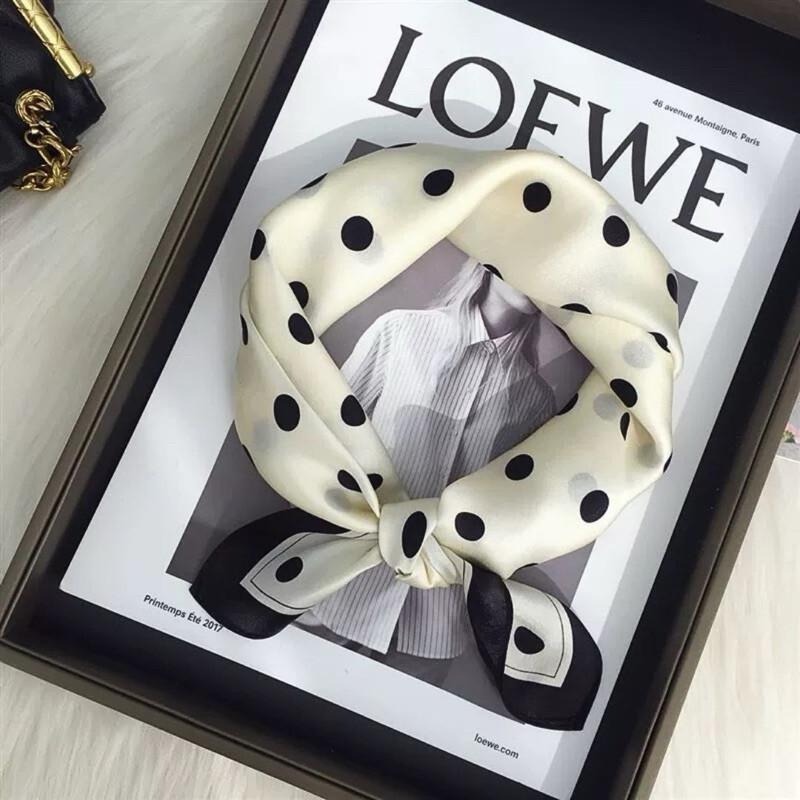 小點點 方巾 絲巾 現貨 黑點白底 頭巾 點點 領巾 髮帶 包巾 脖圍 配件 時尚 質感 氣質 韓系 SA058_2-細節圖6