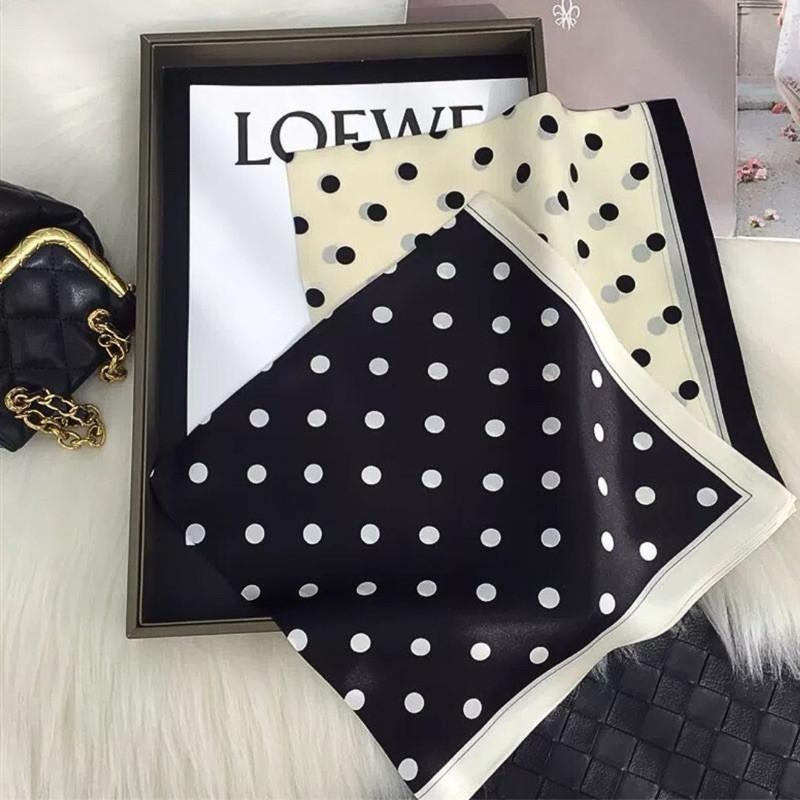 小點點 方巾 絲巾 現貨 黑點白底 頭巾 點點 領巾 髮帶 包巾 脖圍 配件 時尚 質感 氣質 韓系 SA058_2-細節圖8