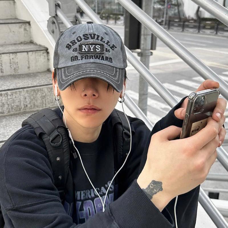 現貨 韓國同款 NYS 復古棒球帽老帽 帽子 帽子男 男生帽子 破損 貼布 彎檐帽 個性 棒球帽 破壞 仿舊 拼接 刺繡-細節圖2