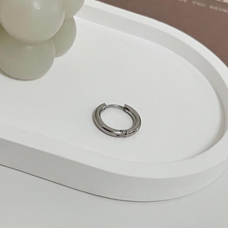 現貨 實拍 日常好搭配 圓圈 鈦鋼 耳環 亮面 圈圈 銀色-細節圖5