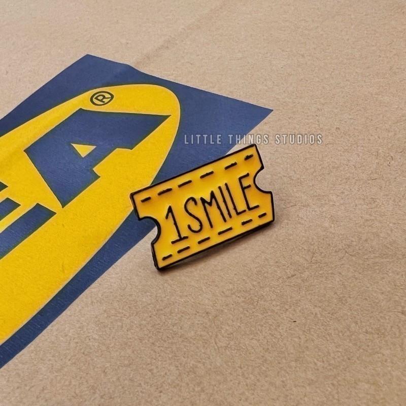 現貨 實拍 抱一個 & 笑一個 彩票 徽章 胸章 配飾 別針-細節圖4