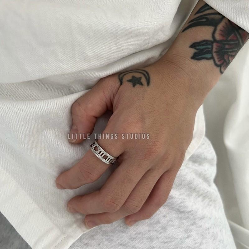 最後現貨出清價 現貨 實拍 Rome 鈦鋼 鏤空 羅馬數字 戒指 寬戒 銀色-細節圖2