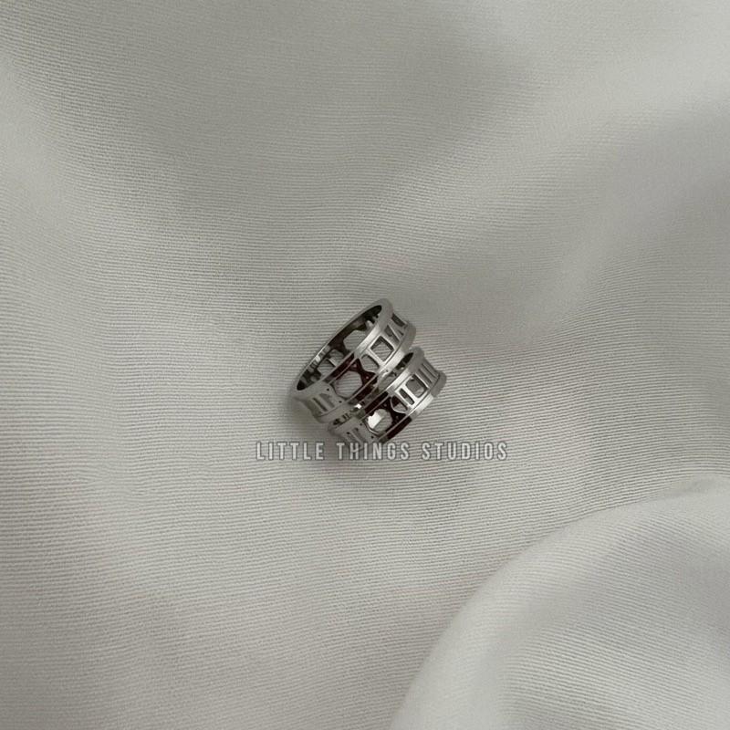 最後現貨出清價 現貨 實拍 Rome 鈦鋼 鏤空 羅馬數字 戒指 寬戒 銀色-細節圖4