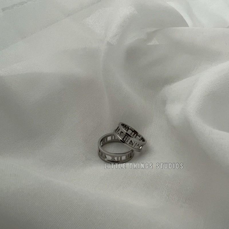 最後現貨出清價 現貨 實拍 Rome 鈦鋼 鏤空 羅馬數字 戒指 寬戒 銀色-細節圖5