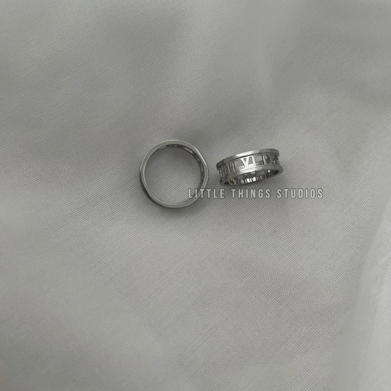 最後現貨出清價 現貨 實拍 Rome 鈦鋼 鏤空 羅馬數字 戒指 寬戒 銀色-細節圖6