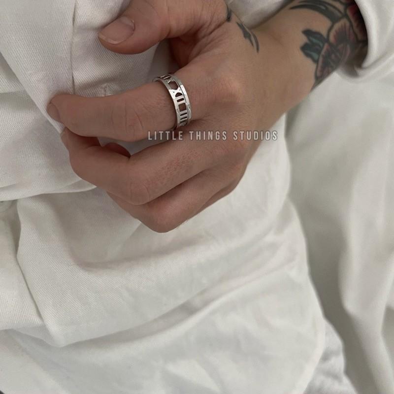 最後現貨出清價 現貨 實拍 Rome 鈦鋼 鏤空 羅馬數字 戒指 寬戒 銀色-細節圖7