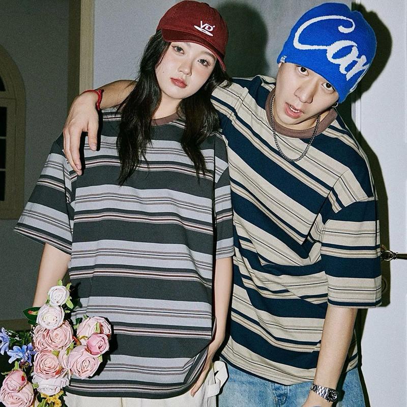 現貨 2色 單品實拍 回到過去 條紋短袖 大地色 寬鬆 短tee 復古 男生 情侶 上衣 落肩 咖啡色 情侶上衣-細節圖3