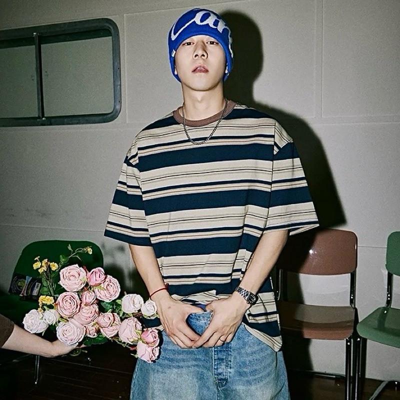 現貨 2色 單品實拍 回到過去 條紋短袖 大地色 寬鬆 短tee 復古 男生 情侶 上衣 落肩 咖啡色 情侶上衣-細節圖4