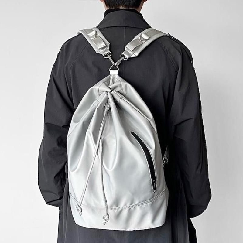 現貨 2色 輕世代 尼龍束口 兩用 後背包 斜背包 拳擊包 抽繩 設計感 水桶包 大容量 簡約 男生背包 韓國-細節圖2