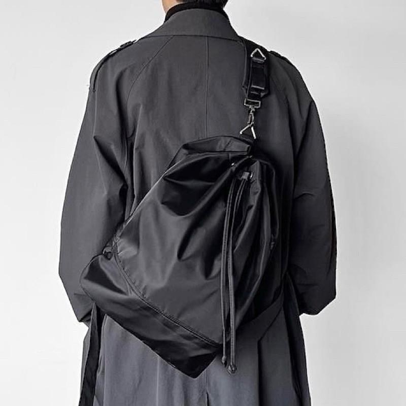 現貨 2色 輕世代 尼龍束口 兩用 後背包 斜背包 拳擊包 抽繩 設計感 水桶包 大容量 簡約 男生背包 韓國-細節圖3