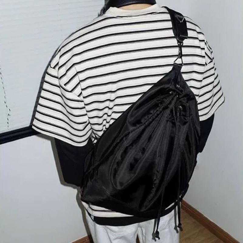 現貨 2色 輕世代 尼龍束口 兩用 後背包 斜背包 拳擊包 抽繩 設計感 水桶包 大容量 簡約 男生背包 韓國-細節圖5