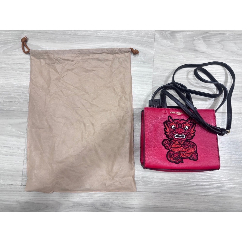 【KARL LAGERFELD 卡爾老佛爺】全新現貨 Maybelle Mini Satchel 限量龍年限定款 Q版紅-細節圖2