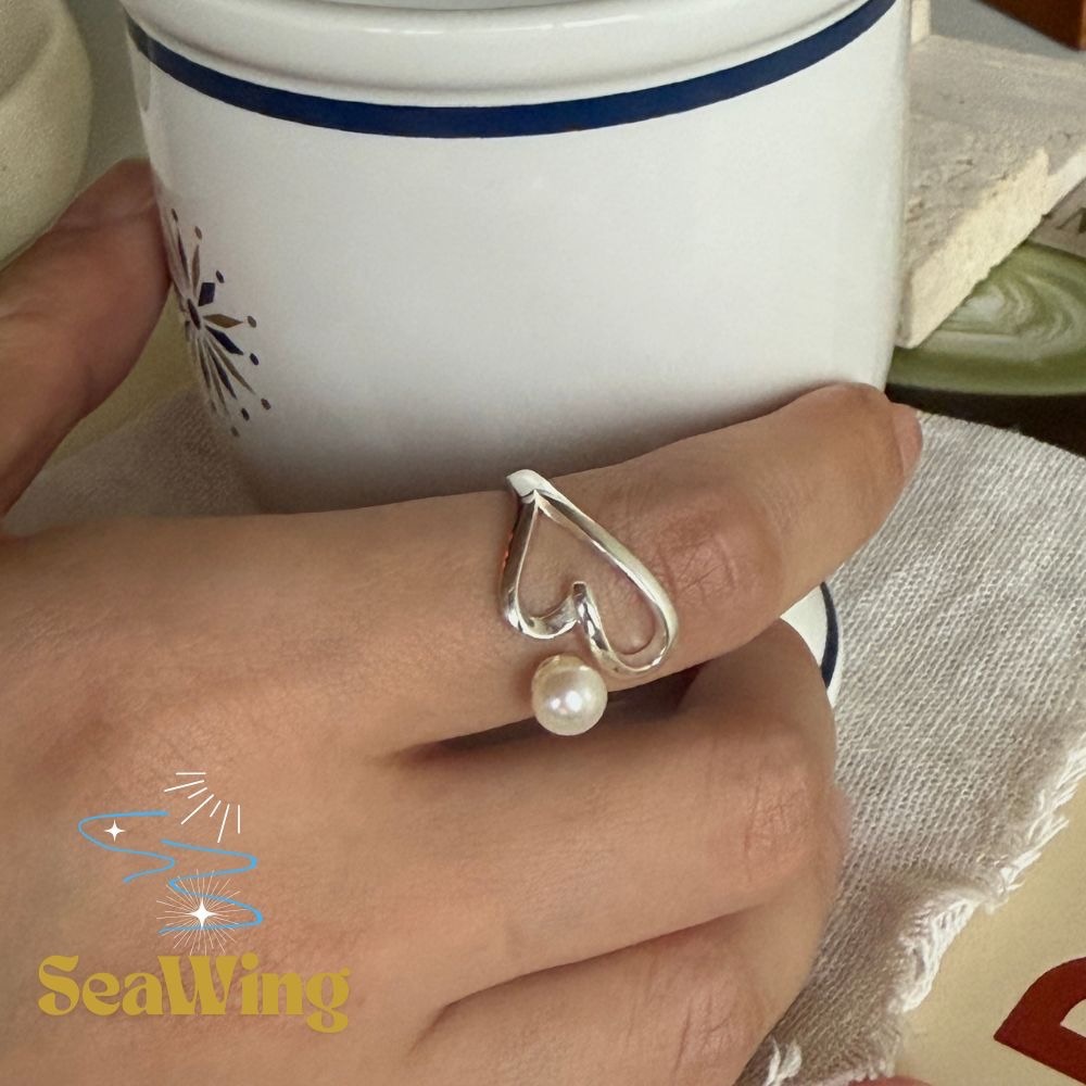汐影 SeaWing｜S925銀  ✿愛心線條珍珠✿  日常搭配 甜美風格 百搭戒指 人造珍珠戒指 飾品 銀飾 純銀戒-細節圖2