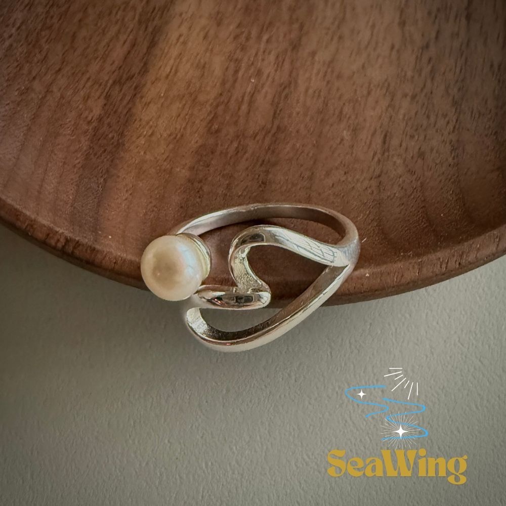 汐影 SeaWing｜S925銀  ✿愛心線條珍珠✿  日常搭配 甜美風格 百搭戒指 人造珍珠戒指 飾品 銀飾 純銀戒-細節圖5
