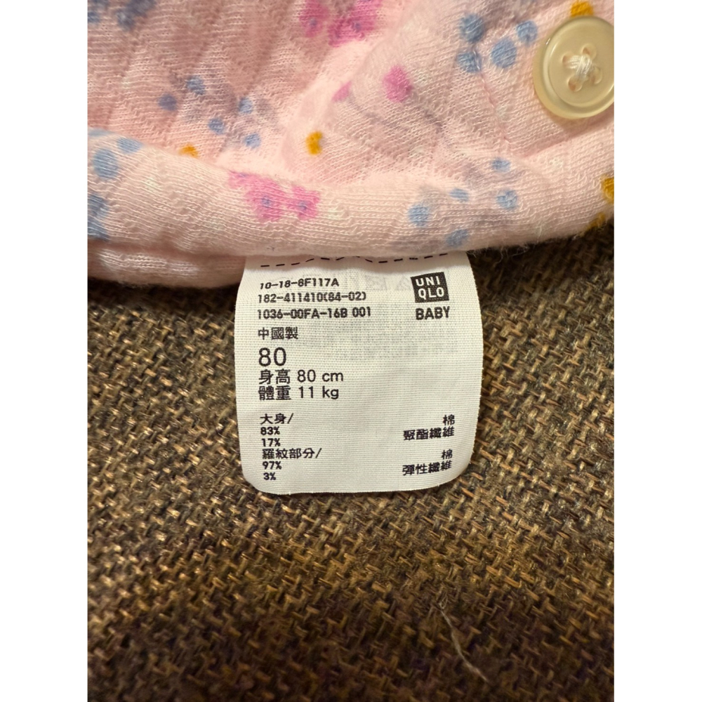 (二手近新) UNIQLO粉底碎花寶寶長袖上衣 (80cm)-細節圖3