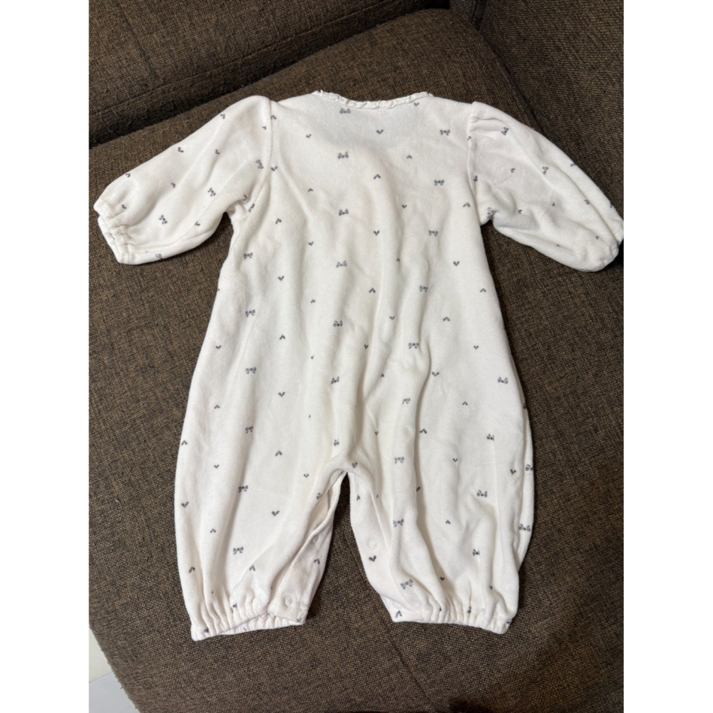 (二手微汙) BABY CITY 娃娃城 蝴蝶結愛心嬰兒純棉連身衣 女寶 男寶 台灣製 (約6M內可穿)-細節圖2