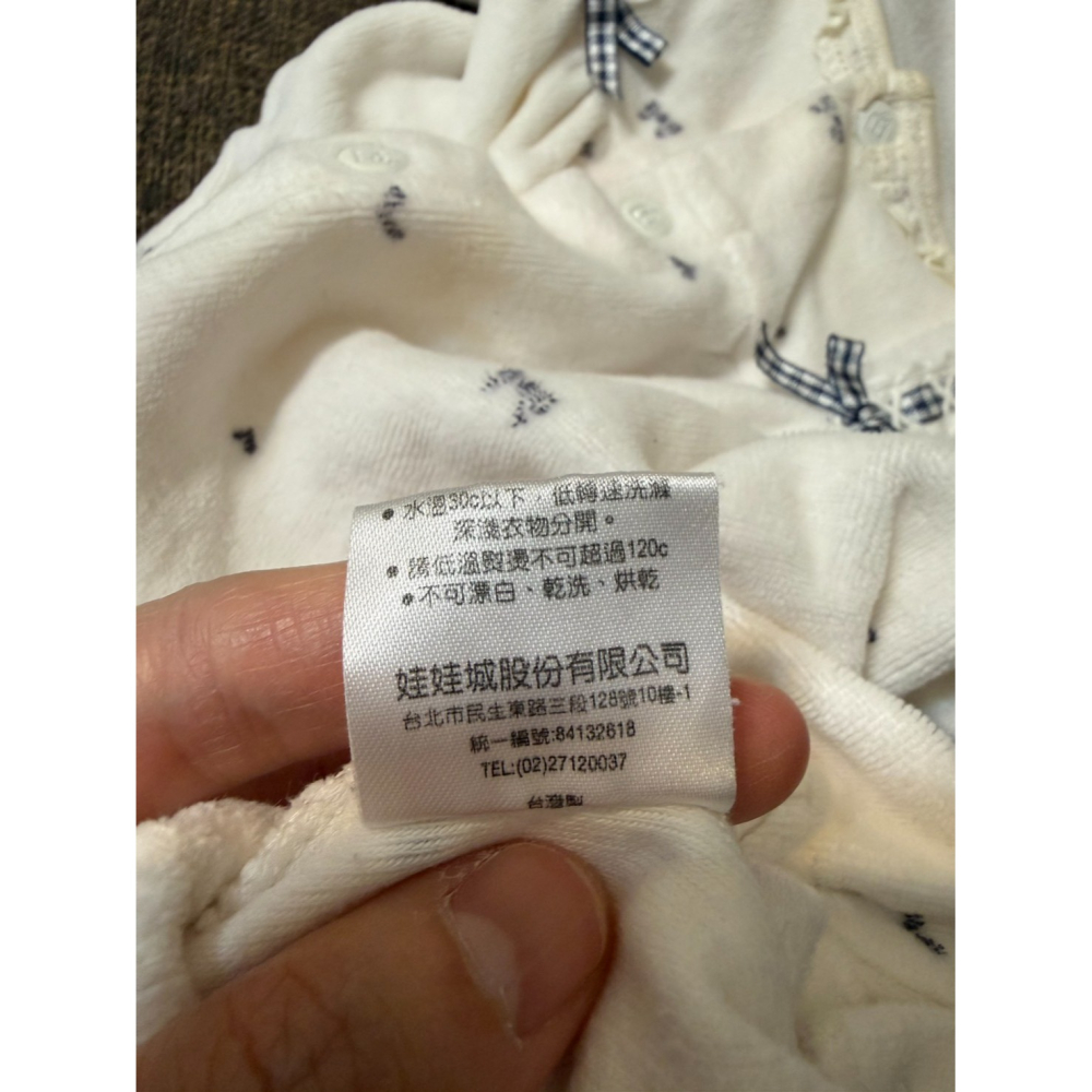 (二手微汙) BABY CITY 娃娃城 蝴蝶結愛心嬰兒純棉連身衣 女寶 男寶 台灣製 (約6M內可穿)-細節圖4