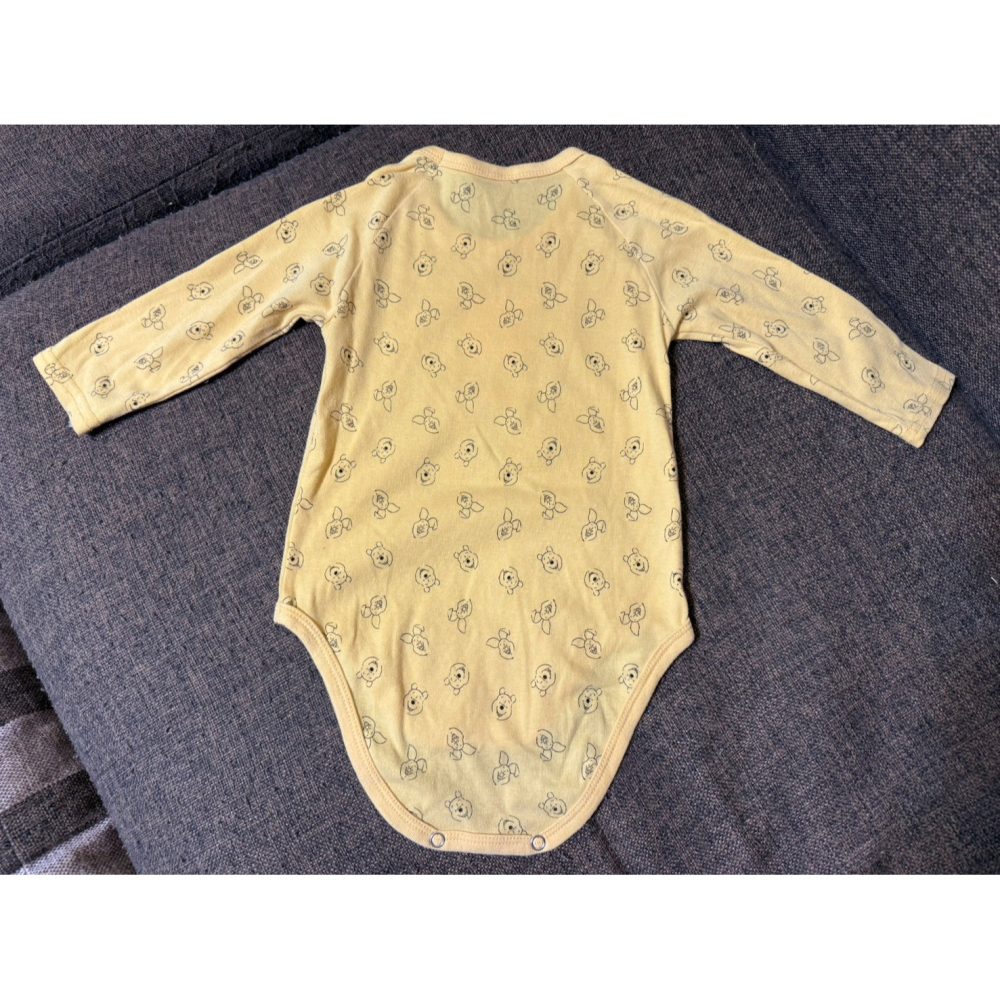 (二手) 小熊維尼黃底長袖包屁衣 (5號) 男寶/女寶/中性-細節圖2