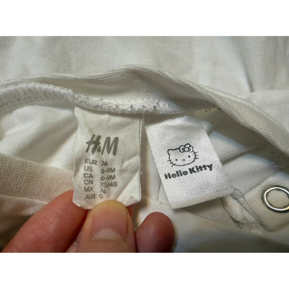 (二手微汙) H&M Hello Kitty 嬰兒純棉包屁衣/連身衣 (74cm/6-9M) 女寶 男寶-細節圖3
