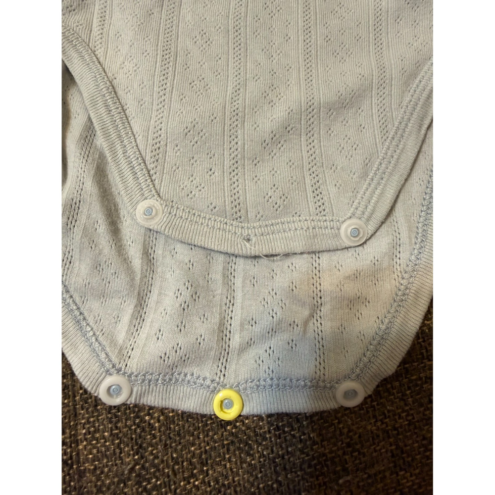 (二手) lativ 透氣純棉網眼洞洞短袖包屁衣 米色 灰色(80cm) 男寶 女寶 中性-細節圖3