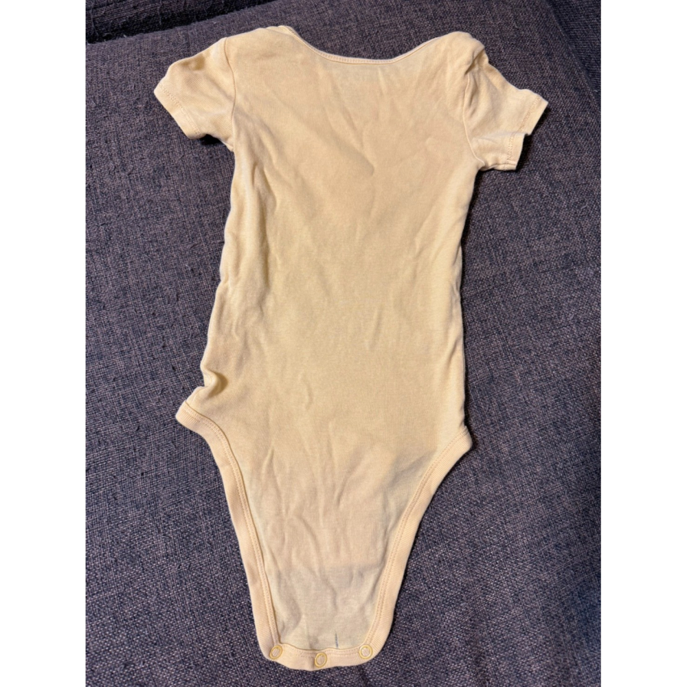 (二手) Carter＇s 黃底小太陽短袖包屁衣 (12M) 男寶 女寶 中性-細節圖2