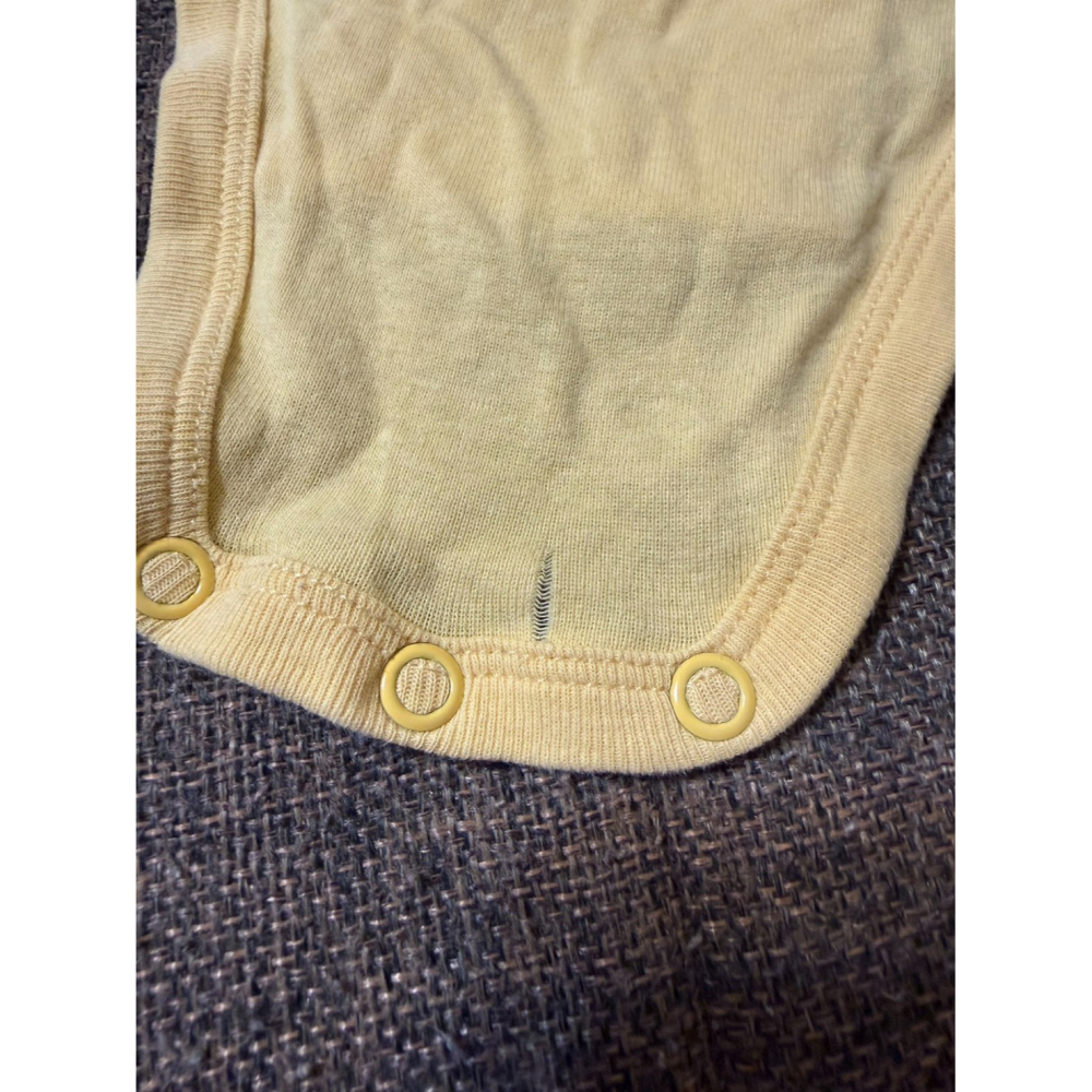 (二手) Carter＇s 黃底小太陽短袖包屁衣 (12M) 男寶 女寶 中性-細節圖3